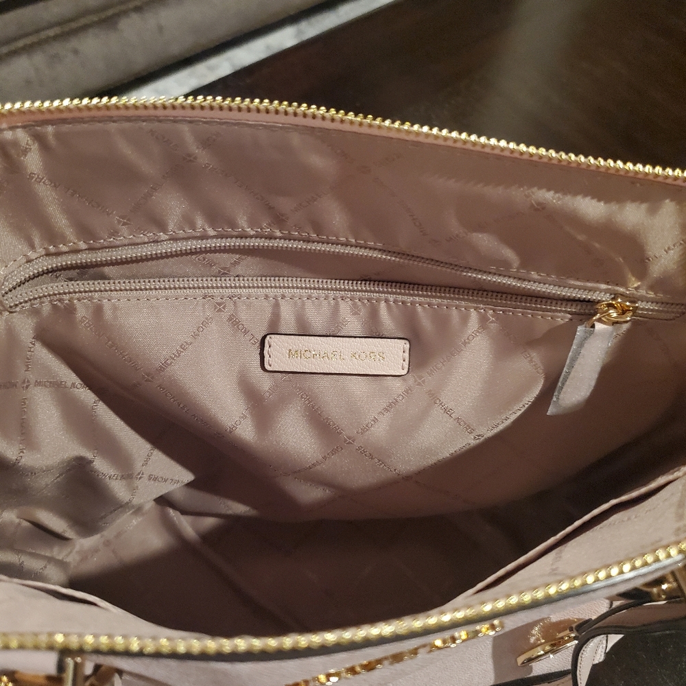 Michael Kors Charlotte Large Saffiano Bag - Picture 8 of 11